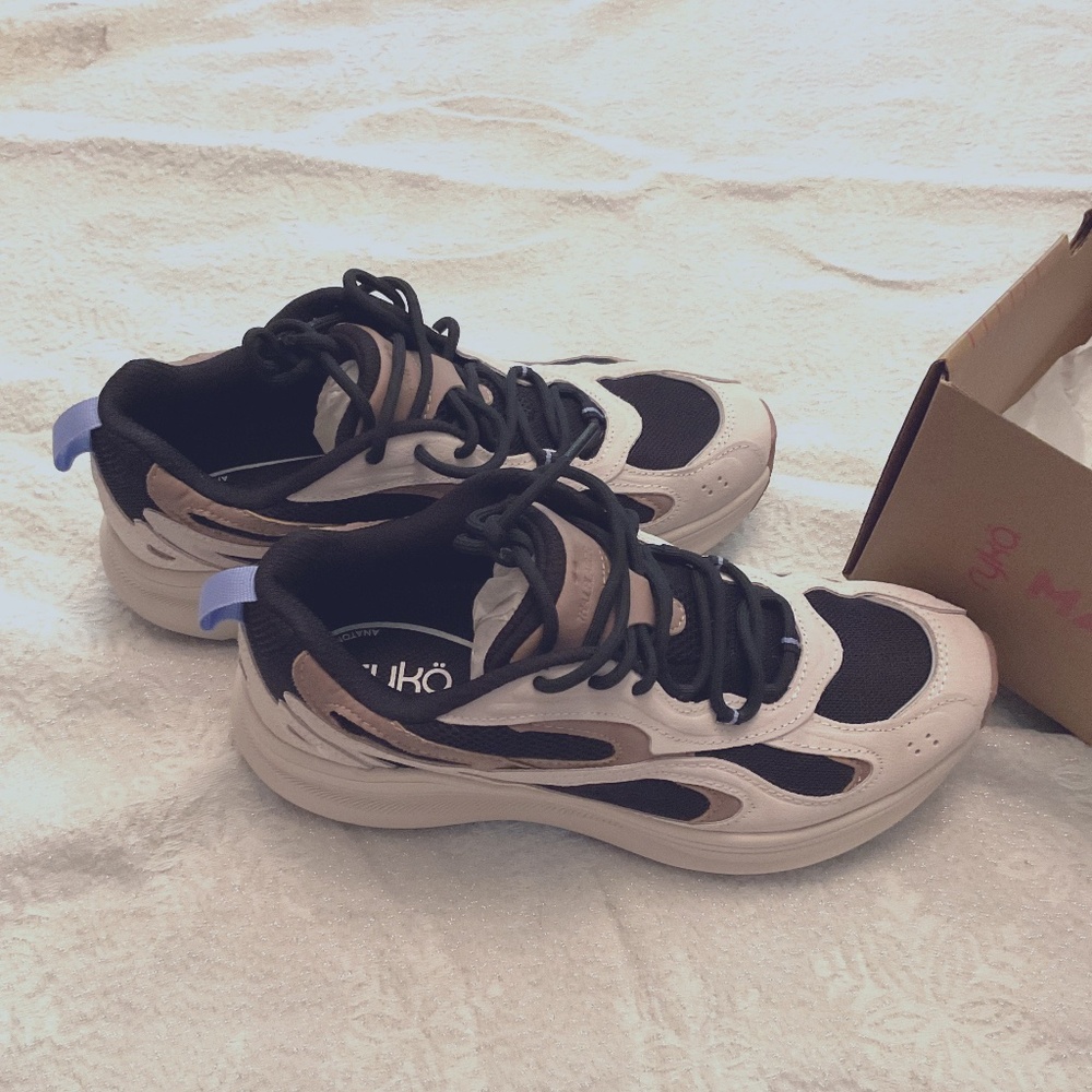 Ryka Trailblazer walking shoe sneaker women’s US 8.5 wide width sandbeige